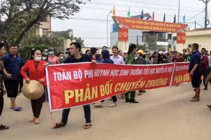 Nhiều phụ huynh có con, em học ở Trường Tiểu học Nguyễn Bá Ngọc (Triệu Sơn, Thanh Hóa) tập trung phản đối chủ trương sáp nhập trường. Ảnh: TL