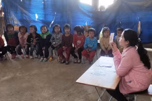 Cô và trò ở điểm lẻ bản Khằm 2, Trường Mầm non Trung Lý (Mường Lát, Thanh Hóa). Ảnh: TL