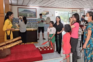 Du khách tham quan Di sản Văn hóa Thế giới Thành Nhà Hồ. Ảnh minh họa. 