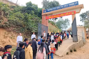 Ban Giám hiệu Trường PTDTBT-THCS Trung Lý đứng ở cổng trường chào đón học sinh trở lại trường sau kỳ nghỉ Tết. Ảnh: DT.