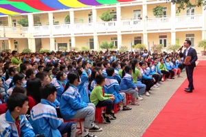 Hàng nghìn học sinh Trường Tiểu học Nguyễn Văn Trỗi (TP Thanh Hóa) tham gia giờ học ngoại khóa. (Ảnh: TL)