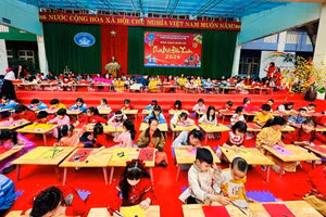 Học sinh Trường Tiểu học Nguyễn Văn Trỗi, TP Thanh Hóa tham gia "Ngày hội khai bút đầu Xuân". Ảnh: NH 