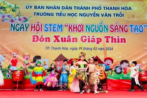 Tiết mục biểu diễn hoạt cảnh tại Ngày hội STEM "Khơi nguồn sáng tạo" của học sinh Trường Tiểu học Nguyễn Văn Trỗi - TP Thanh Hóa. (Ảnh: TH)