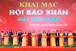 Các đại biểu cắt băng khai Hội Báo Xuân Giáp Thìn 2024 ở Thanh Hóa. (Ảnh: QH)
