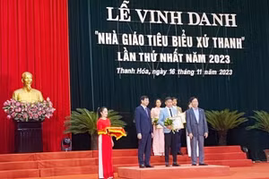 Thầy giáo Cầm Bá Can (người ôm hoa) tại Lễ vinh danh Nhà giáo tiêu biểu xứ Thanh lần thứ nhất năm 2023. Ảnh: NVCC