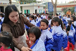 Học sinh Trường Tiểu học Quang Chiểu 2 (Mường Lát, Thanh Hóa) được tặng áo ấm. (Ảnh: Thế Lượng)