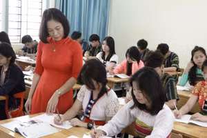 Nhà giáo Ưu tú Lê Thị Lan và học trò của mình ở trên lớp. Ảnh: NVCC