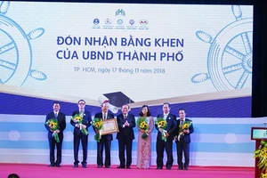 Trường ĐH Văn Hiến vinh dự nhận bằng khen của UBND TPHCM vì đã có thành tích xuất sắc trong năm học vừa qua 