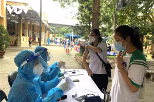 Học sinh TPHCM được tiêm vắc xin phòng Covid-19 trước khi trở lại học trực tiếp. Ảnh minh họa.