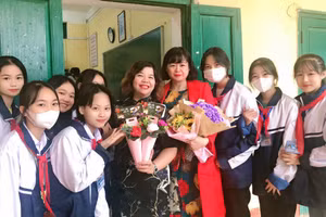 Th.s Bùi Vũ Ngọc Trâm-giáo viên Trường PTDT nội trú THCS Yên Bình, tỉnh Yên Bái hạnh phúc bên học trò trong ngày 20/11