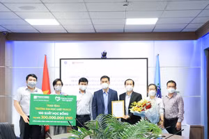 TS. Lê Trường Sơn - Phó Hiệu trưởng Trường ĐH Luật TPHCM cảm ơn sự đồng hành của Phuc Khang Corporation 