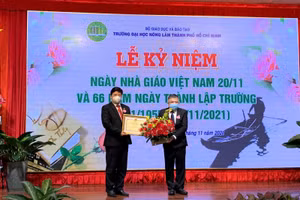  PGS.TS Huỳnh Thanh Hùng- Quyền hiệu trưởng Trường ĐH Nông Lâm trao tặng bằng khen của Bộ trưởng Bộ GD&ĐT cho TS Trần Đình Lý - Phó hiệu trưởng Nhà trường