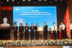 PGS.TS. Nguyễn Văn Phúc, Thứ trưởng Bộ GD&ĐT trao Huân chương Độc lập hạng Nhất cho UEH