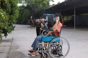 Mô hình chiếc xe lăn điện được nhóm sinh viên Trường ĐH Lạc Hồng tích hợp, cải tiến thành công.