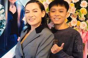 Hồ Văn Cường và mẹ nuôi Phi Nhung. Ảnh Thanh Niên.