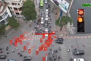 Gần 90 phương tiện vượt đèn đỏ trong chưa đầy 2 phút. Ảnh cắt từ clip