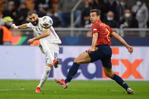 Mbappe vẩy bóng ghi bàn 