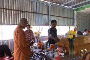 Người dân đến chia buồn cùng gia đình anh Đặng Thanh T. Ảnh: Báo Giao thông