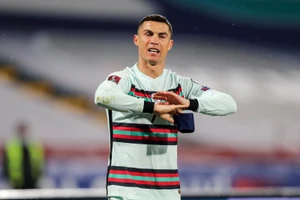 Nhiều bình luận trên mạng xã hội "ném đá tơi tả" Ronaldo khi quăng băng thủ quân Bồ Đào Nha xuống đất.