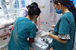 Các y, bác sĩ Bệnh viện Đa khoa khu vực Bắc Quảng Bình đang tích cực điều trị cho bé gái 2 ngày tuổi bị bỏ rơi. Ảnh BV cung cấp. 