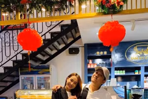 Bức ảnh vợ chồng với phong cách đối lập chứng minh Trường Giang luôn yêu chiều vợ hết mực