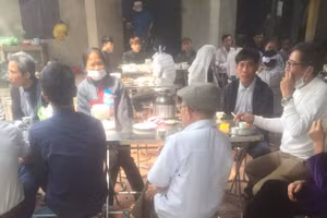 Gia đình tổ chức lo hậu sự cho nạn nhân. Ảnh: NLĐ