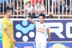 Xuân Trường lập siêu phẩm giúp HAGL hạ gục Hà Nội FC 