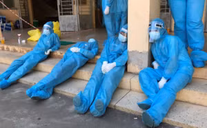 Hình ảnh nhân viên y tế ngả lưng sau thời gian làm việc vất vả.