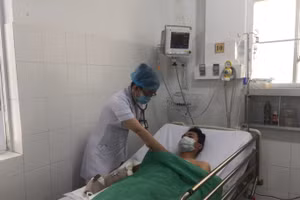 Anh T. bị rắn chàm quạp cắn trong lúc đi cắt sả trên núi. Ảnh: NLĐ