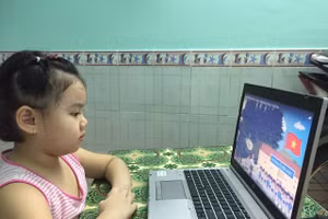 Học sinh lớp 1 trường TH Nguyễn Đức Cảnh học online ở nhà (Ảnh: NTCC) 