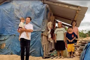 Ông Đoàn Ngọc Hải quyết định không đòi lại tiền, tiếp tục xây dựng nhà tình thương cho bà con nghèo ở huyện Nam Trà My. Ảnh: Dân trí