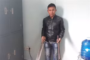 Một người bên phía nhà xe Kim Liên giao nộp hung khí cho công an. Ảnh: NLĐ