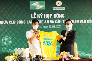 Phan Văn Đức gia hạn hợp đồng với SLNA