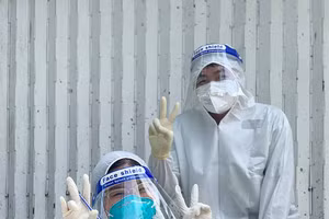 Phút nghỉ ngơi hiếm hoi của Nguyễn Hà An bên bàn lấy mẫu xét nghiệm Covid-19 cho người dân tại TP.HCM.