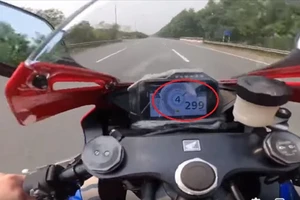 Tài xế chạy mô tô phân phối lớn "vít ga" gần 300km/h trên Đại lộ Thăng Long. Ảnh cắt từ clip