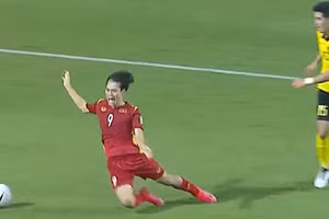 CĐV Malaysia cho rằng Văn Toàn đã ngã giả vờ để kiếm 11m