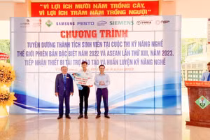 Sinh viên Lê Duy Linh vinh dự đạt Huy chương Đồng, tại kỳ thi Kỹ năng nghề Asean lần thứ 13 năm 2023 được tổ chức ở Singapore.