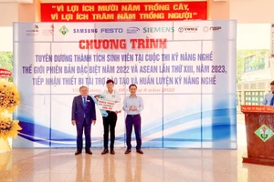 Sinh viên Lê Duy Linh vinh dự đạt Huy chương Đồng, tại kỳ thi Kỹ năng nghề Asean lần thứ 13 năm 2023 được tổ chức ở Singapore.