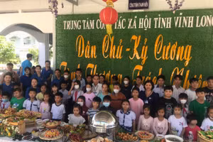 Các em được thưởng thức các món ăn buffet.