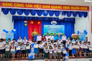 Các em học sinh được nhận học bổng.