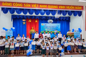 Các em học sinh được nhận học bổng.