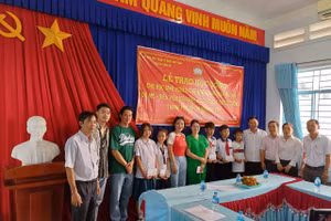 Tặng học bổng cho các em học sinh.