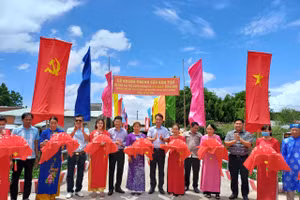 Ông Lữ Quang Ngời Chủ tịch UBND tỉnh Vĩnh Long cùng đại biểu cắt băng khánh thành cầu.