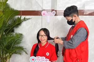 Bạn trẻ đến Hội chữ thập đỏ tỉnh Vĩnh Long tặng tóc.