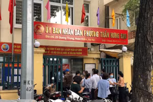 Rất đông người dân đợi tại UBND phường để xin xác nhận giấy đi đường.