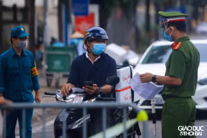Nhiều phương tiện phải quay đầu đi về do thiếu giấy xác nhận lịch trực, lịch làm việc của cơ quan.