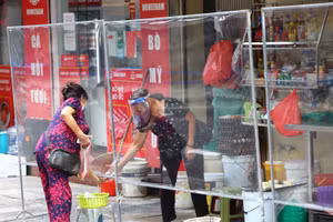 Sau những ngày tạm dừng hoạt động, chợ nhà giàu tại Hà Nội hoạt động trở lại với diện mạo mới.