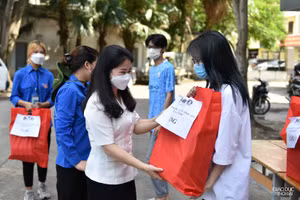 Đồng chí Chu Hồng Minh, UV BTV Trung ương Đoàn, Thành uỷ viên, Bí thư Thành đoàn Hà Nội làm trưởng đoàn đã tới thăm, tặng quà “tiếp sức” cho 30 bạn sinh viên Học viện Tài chính.