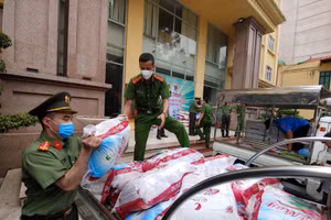 Tuổi trẻ Công an Thủ đô hỗ trợ 1.000 lao động ngoại tỉnh bị mắc kẹt tại Hà Nội do Covid-19.