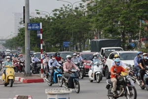 Nhiều tuyến phố tại Hà Nội đông đúc trở lại mặc dù vẫn đang trong thời gian giãn cách xã hội theo Chỉ thị 16.